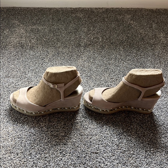 Lily Pulitzer Blush pink Peep Toe Wedge Sandals size 8 w/ pearl and gold studs. - Picture 2 of 9